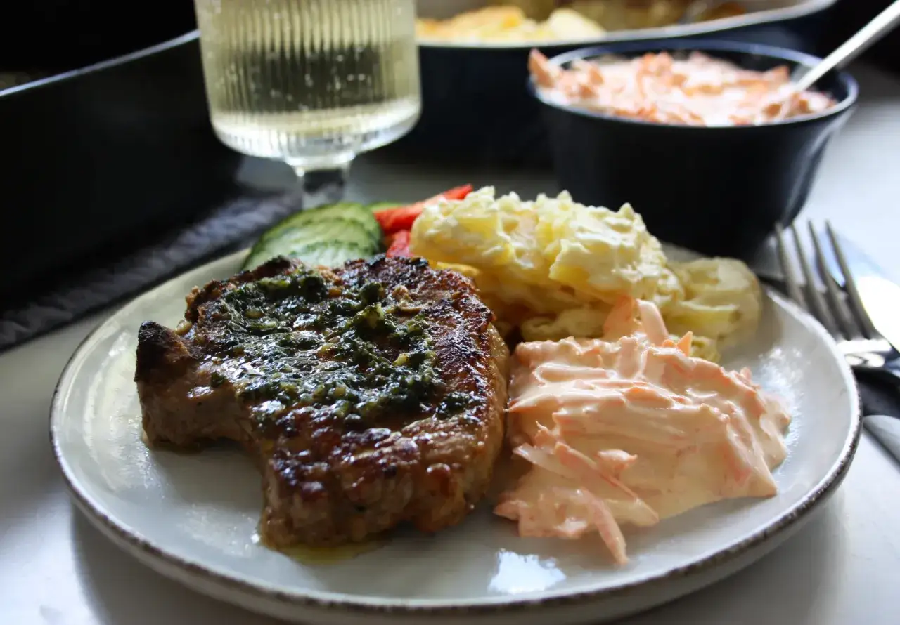 En saftig kotlett i ugn med &ouml;rter, serverad med potatisgrat&auml;ng och en kr&auml;mig morotsallad. En perfekt middag!