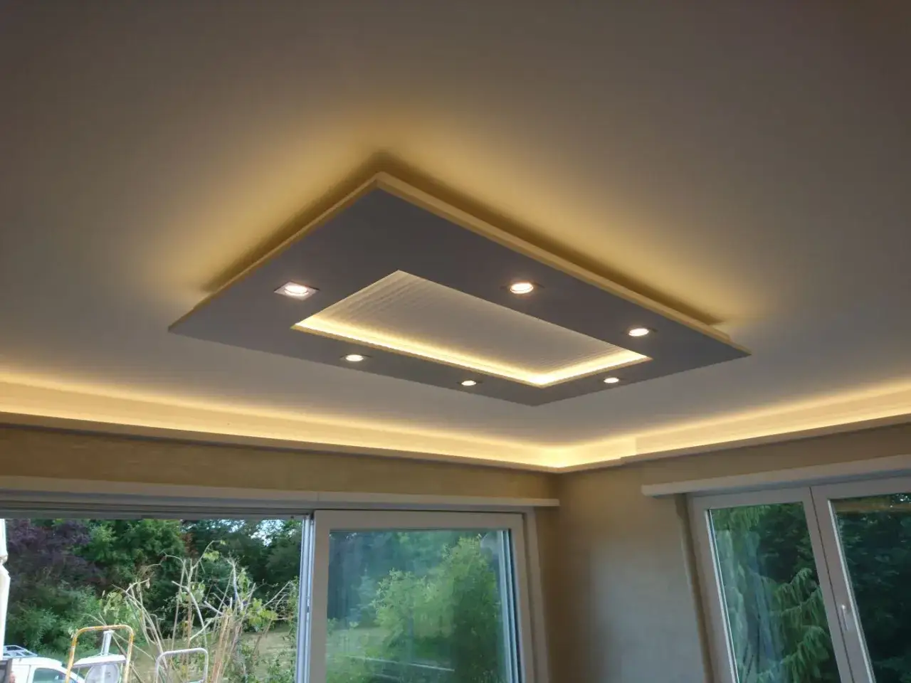 Caisson plafond avec spots encastrés, créant une ambiance lumineuse chaleureuse.
