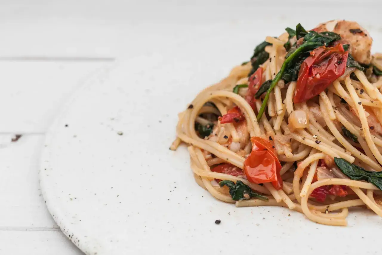 spaghetti aglio e olio z krewetkami lub pomidorkami