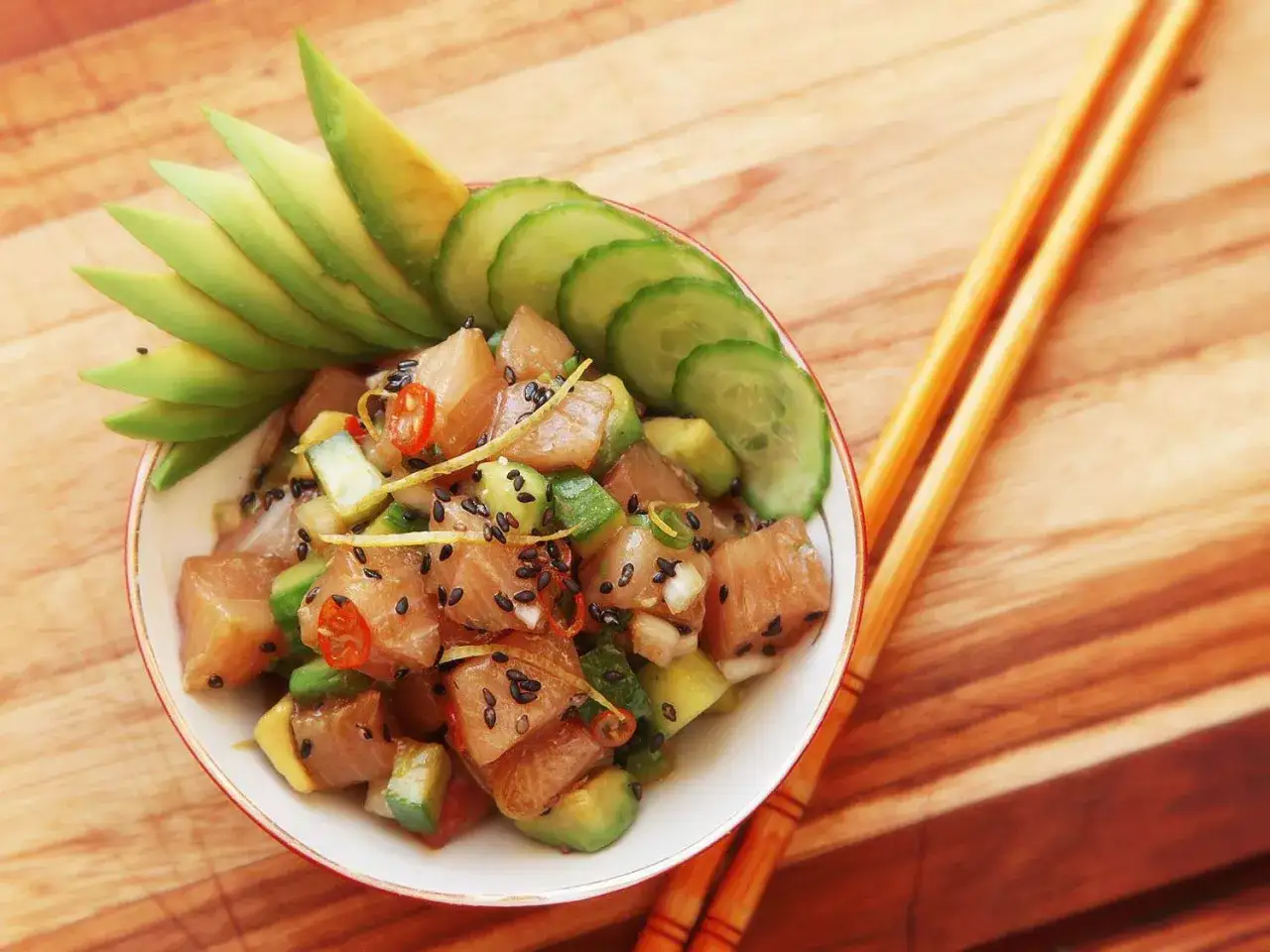 Frische poke bowl mit Thunfisch, Avocado, Gurke und Sesam. Ein Genuss f&uuml;r Augen und Gaumen!