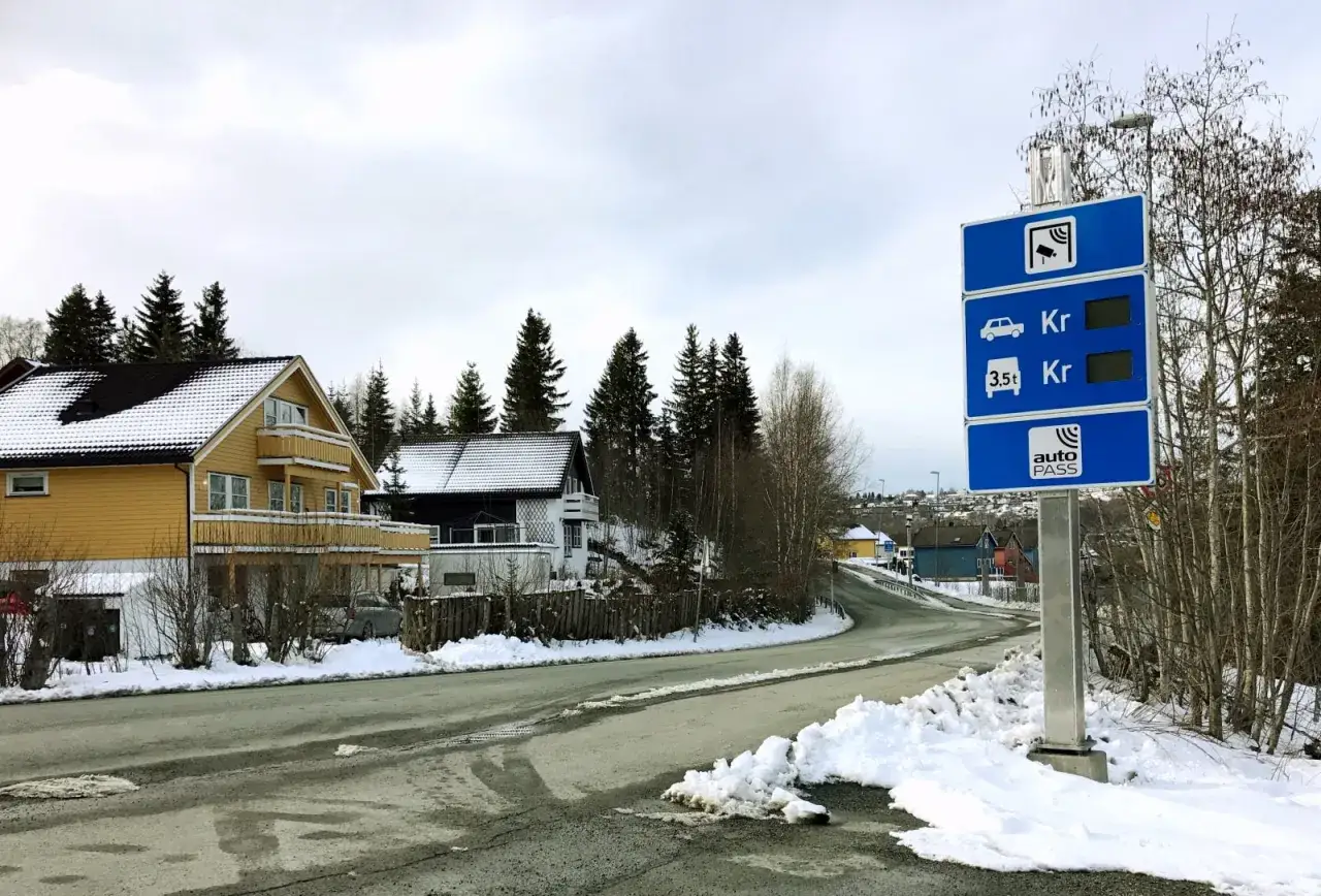 Vinterväg i Norge med en autopass-skylt. En svensk bil kan passera här.
