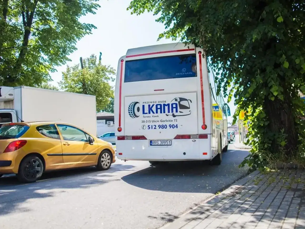 Autobus LKAMA z napisem
