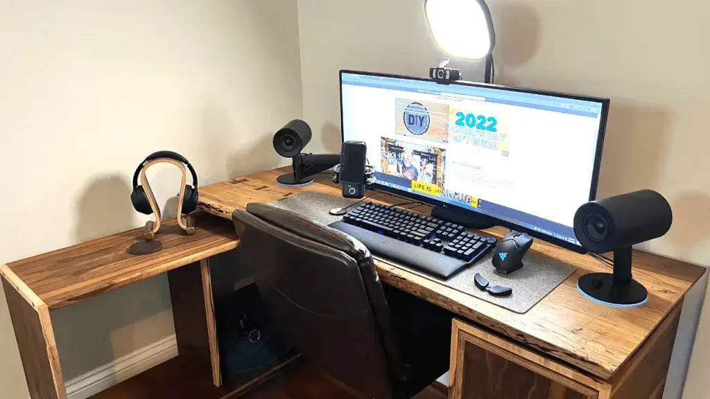 content creator praca laptop biurko