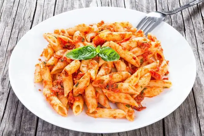 r&oacute;żne dania z pesto pomidorowym