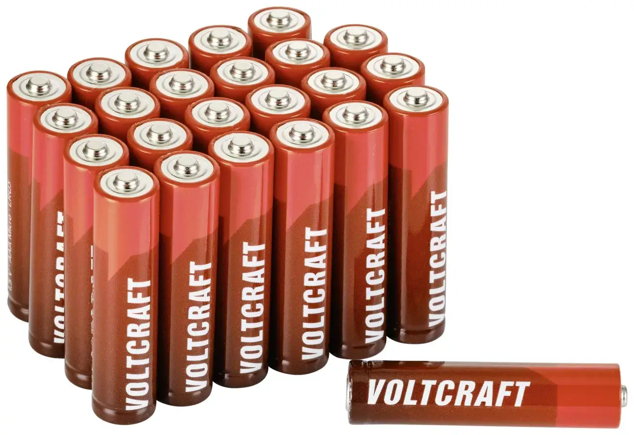 En grupp r03 batterier, &auml;ven kallade AAA, i r&ouml;tt och brunt. En ensam ligger framf&ouml;r.