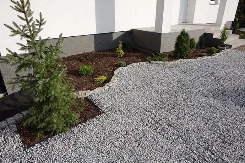 Podjazd ze żwiru z geokratą stabilizującą