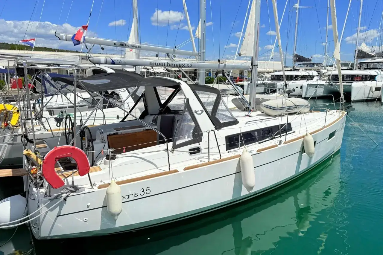 Bateau à voile blanc