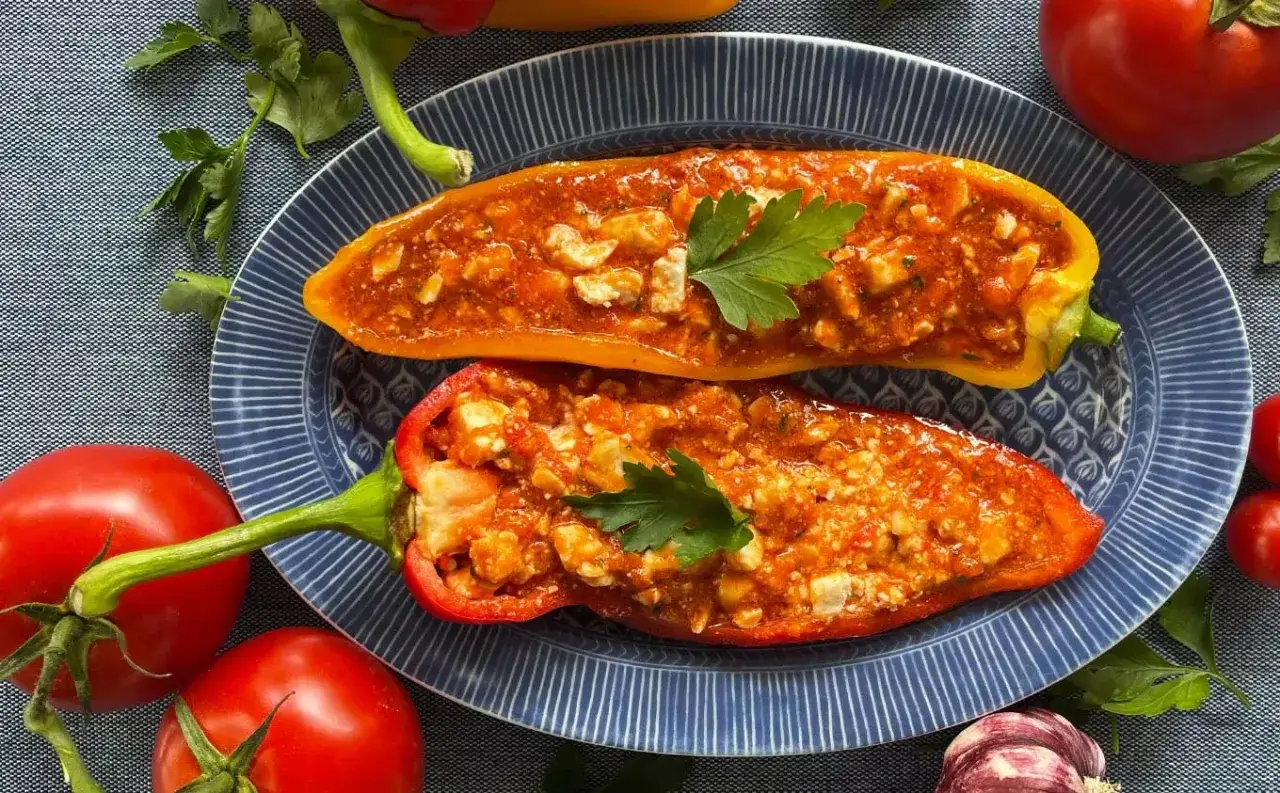 Poivrons farcis, pr&ecirc;ts &agrave; &ecirc;tre d&eacute;gust&eacute;s. Un d&eacute;lice de poivron au barbecue, garni d'une pr&eacute;paration savoureuse et de fromage.