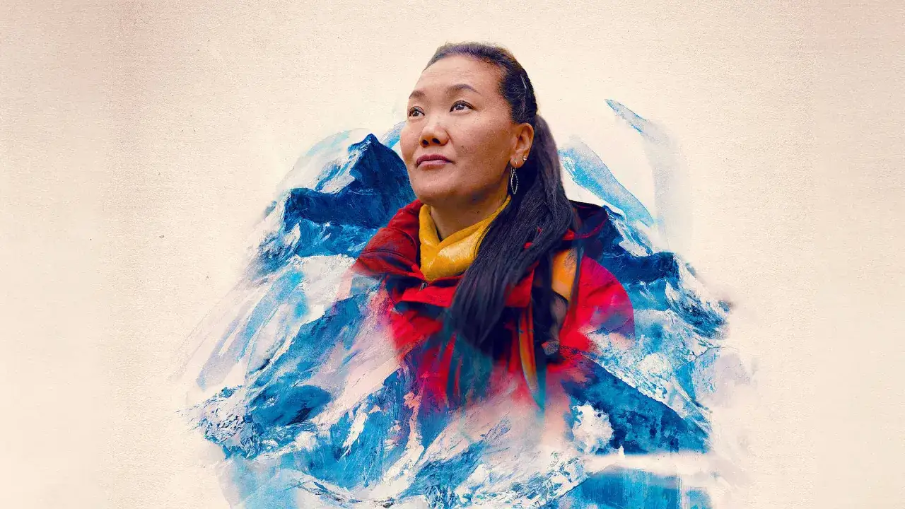 Lhakpa Sherpa blickt nach oben, umgeben von eisigen Berglandschaften. Ihre Entschlossenheit spiegelt die Majest&auml;t des Himalayas wider.