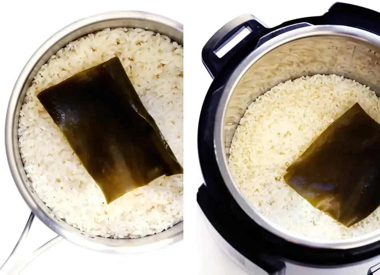 Dwa naczynia z ryżem do sushi, jedno w garnku, drugie w multicookerze, oba z kawałkiem wodorostów kombu.