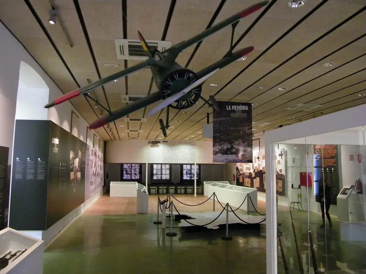 Interior del museo de la Batalla del Ebro. Un avión de exhibición cuelga del techo.