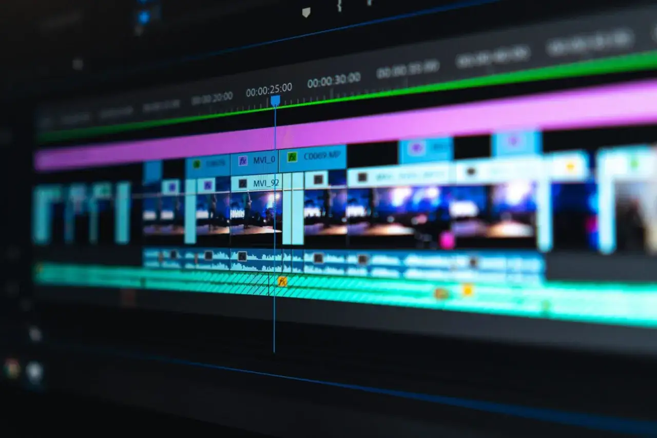Linia czasu w darmowym edytorze wideo, z klipami wideo i ścieżkami audio.