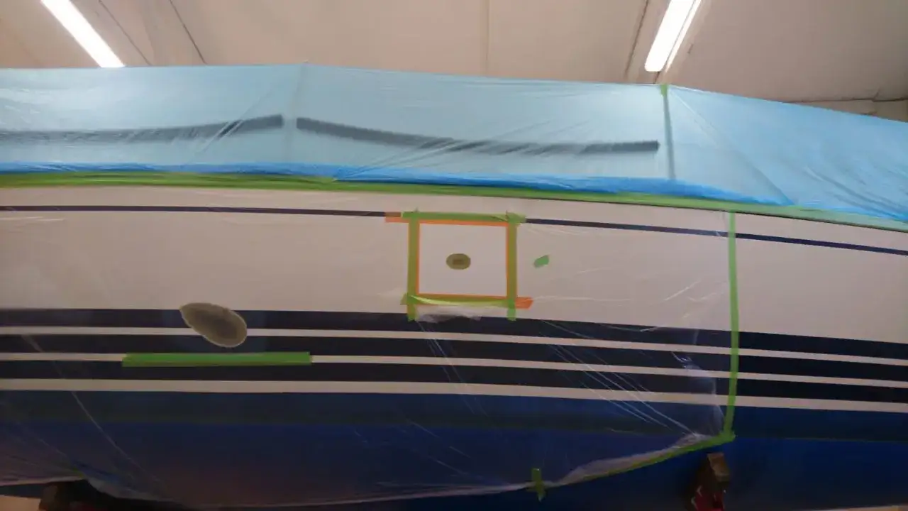 Vorbereitung f&uuml;r die GFK Boot Reparatur: Der Rumpf ist abgeklebt und gesch&uuml;tzt.