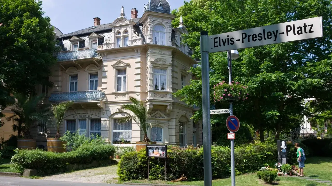 Elvis Presley-Platz in Deutschland. Ein Denkmal erinnert an Elvis Presley und Priscilla.