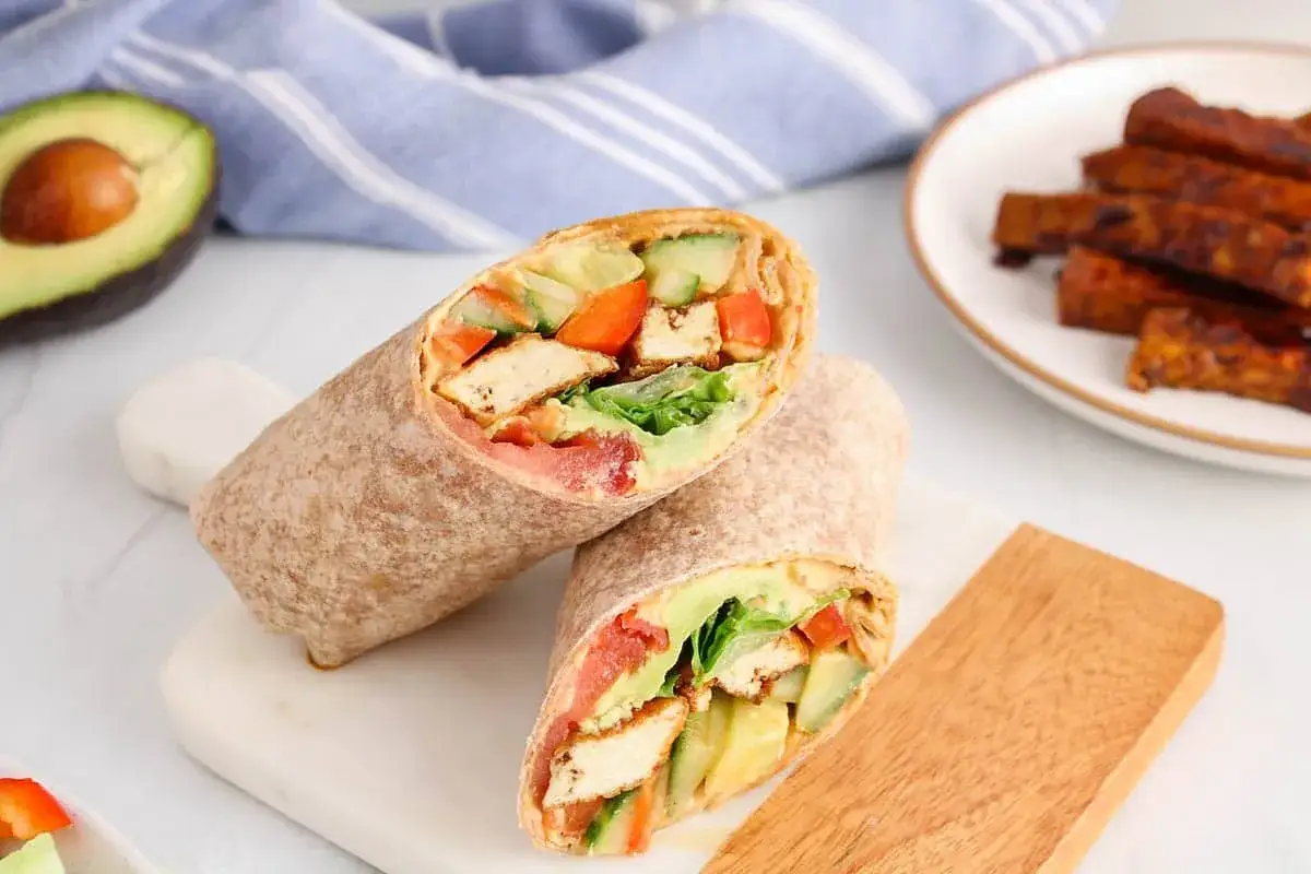 Pyszna tortilla z tofu, awokado, pomidorem i ogórkiem. Idealna na lekki posiłek.