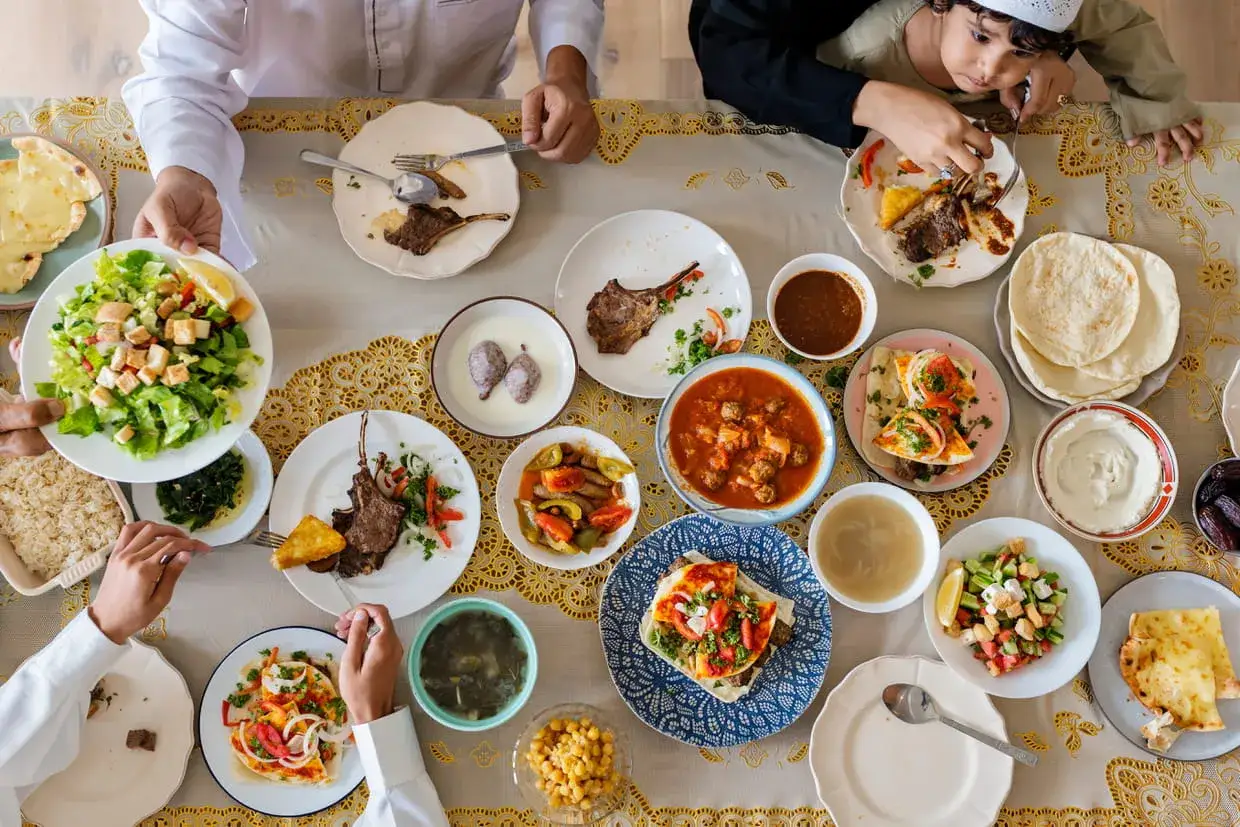 Un repas festif pour le Ramadan, avec des côtelettes d'agneau, salades, soupes et pains. Une belle idee recette ramadan pour partager en famille.