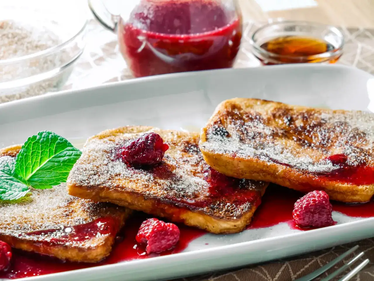 Goldbraunes French Toast Rezept mit frischen Himbeeren, Minze und Beerensauce. Ein Genuss zum Fr&uuml;hst&uuml;ck!
