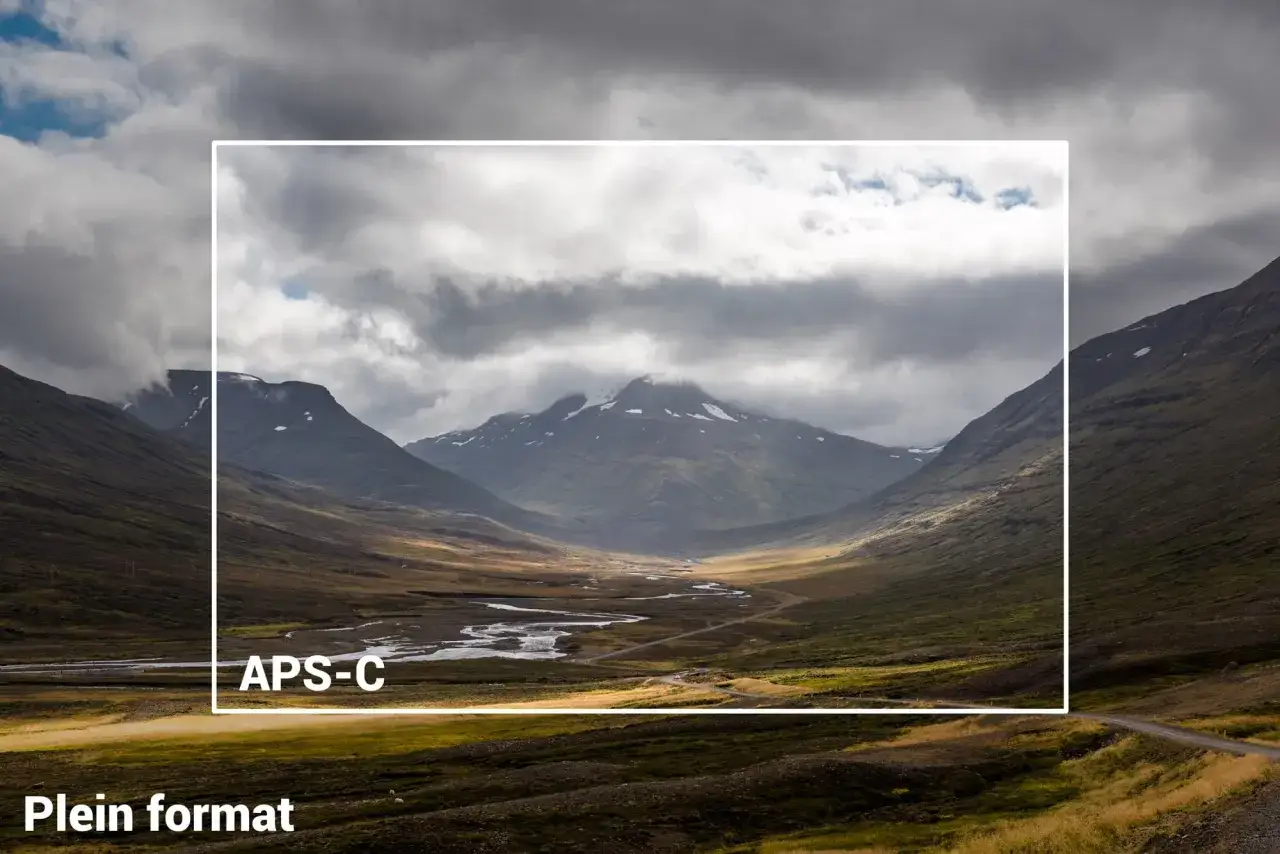 Paysage de vallée avec une rivière sinueuse, encadré par des montagnes. La zone marquée