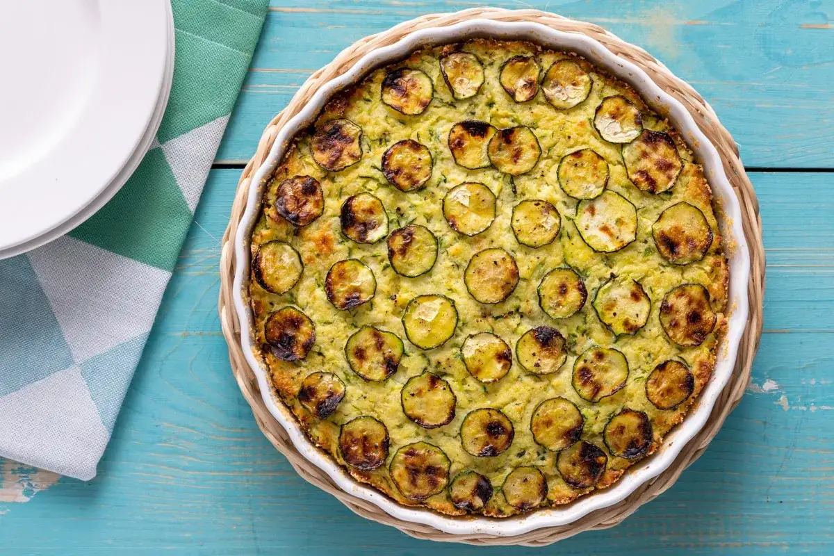 Sformato di zucchine dorato e invitante, con fette di zucchine grigliate disposte a regola d'arte.