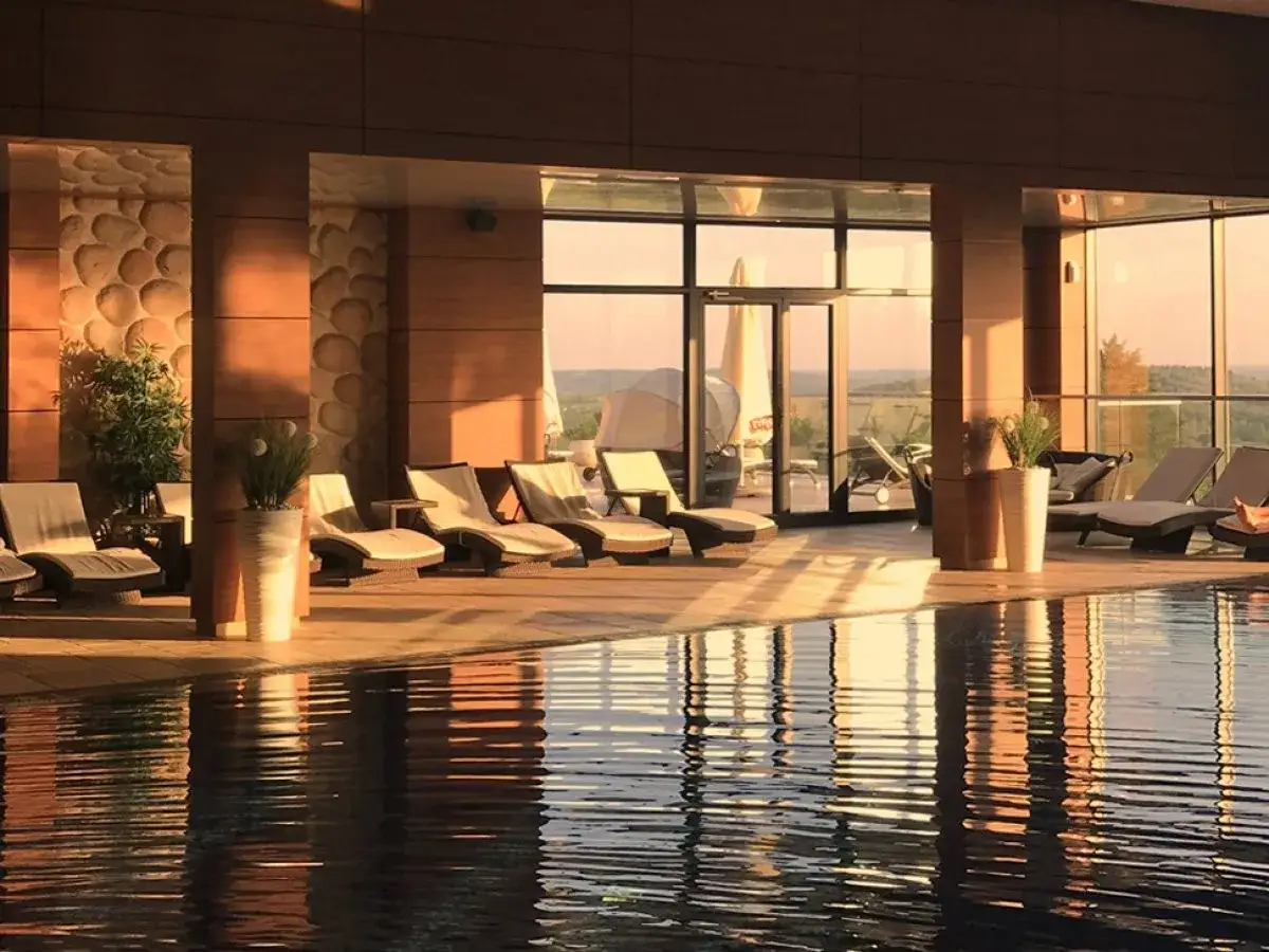 Relaks przy basenie w luksusowym spa, gdzie każdy detal tworzy atmosferę all inclusive soft.