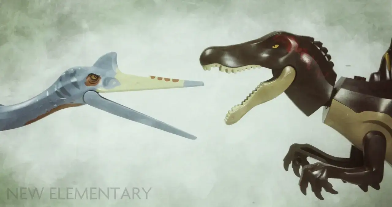 Ein LEGO Pterodactylus und ein LEGO Dinosaurier aus dem Set 76976 stehen sich gegenüber.