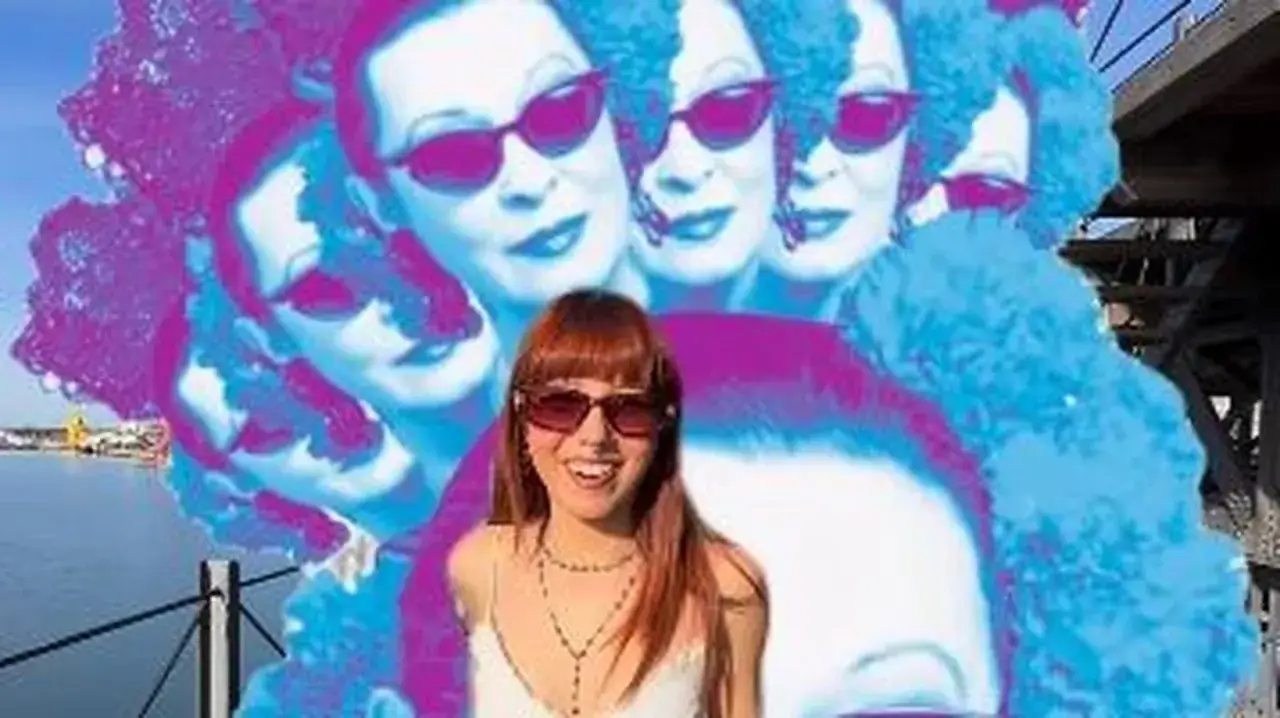 Una joven sonr&iacute;e ante un fondo pop art con rostros de Martirio en los a&ntilde;os 80.