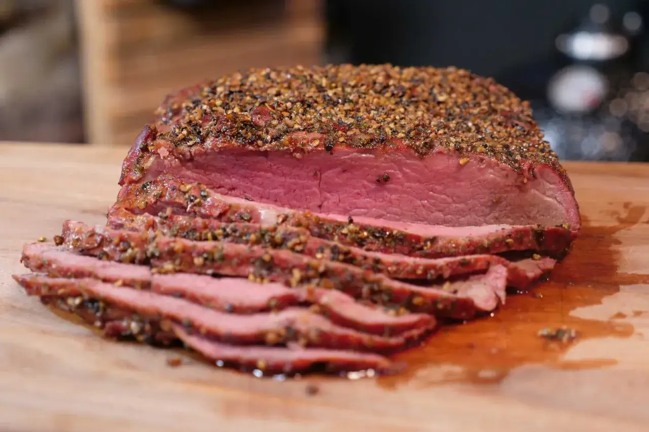 Perfekt gegrilltes Roastbeef, saftig und rosa, mit einer würzigen Kruste. Ein Genuss für jeden Grillmeister!