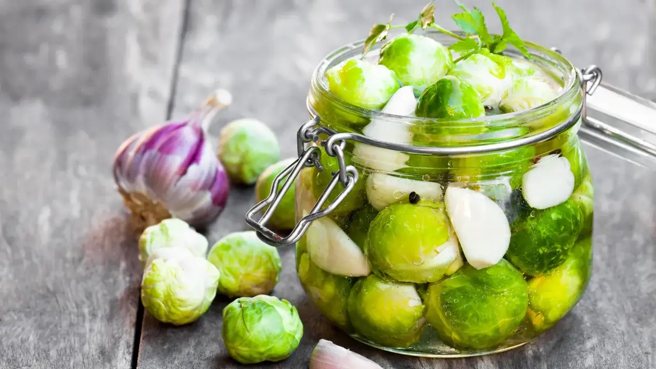 Einmachglas mit Rosenkohl, Knoblauch und Gew&uuml;rzen. Perfekt f&uuml;r Rosenkohl einlegen.