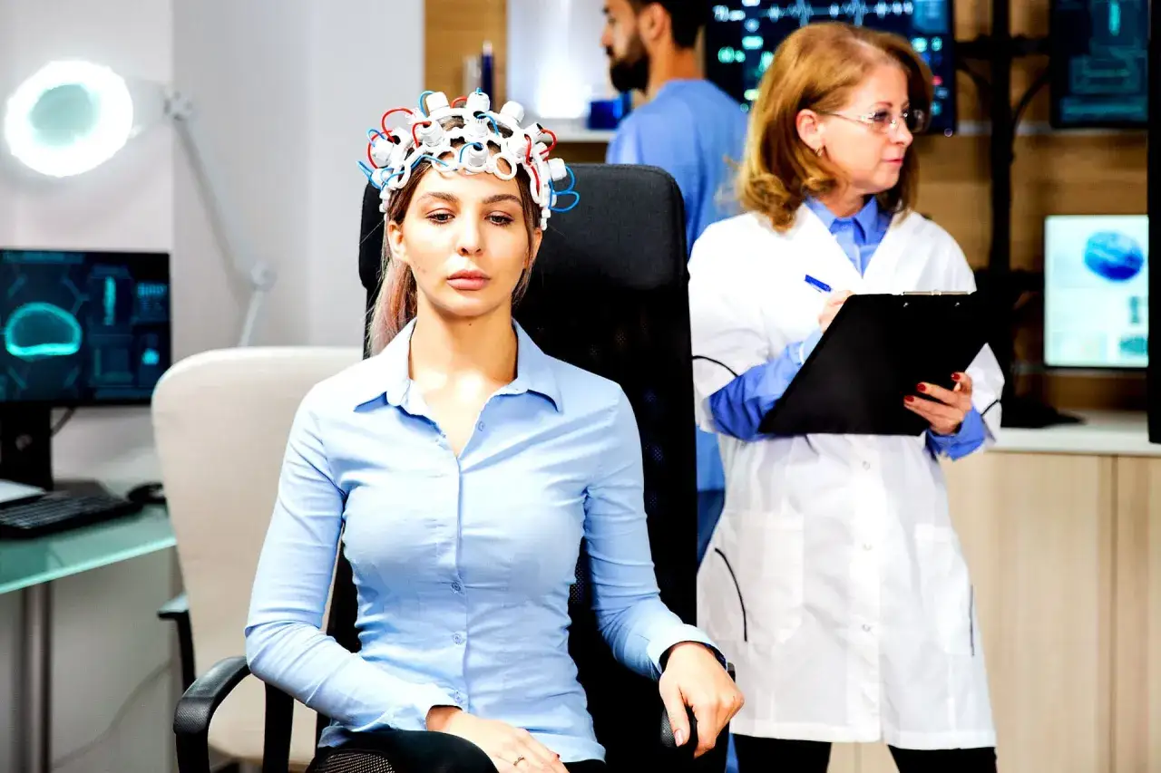 Paziente con elettrodi per EEG, in fase di valutazione per polineuropatia e potenziale invalidit&agrave;. Medico annota dati.