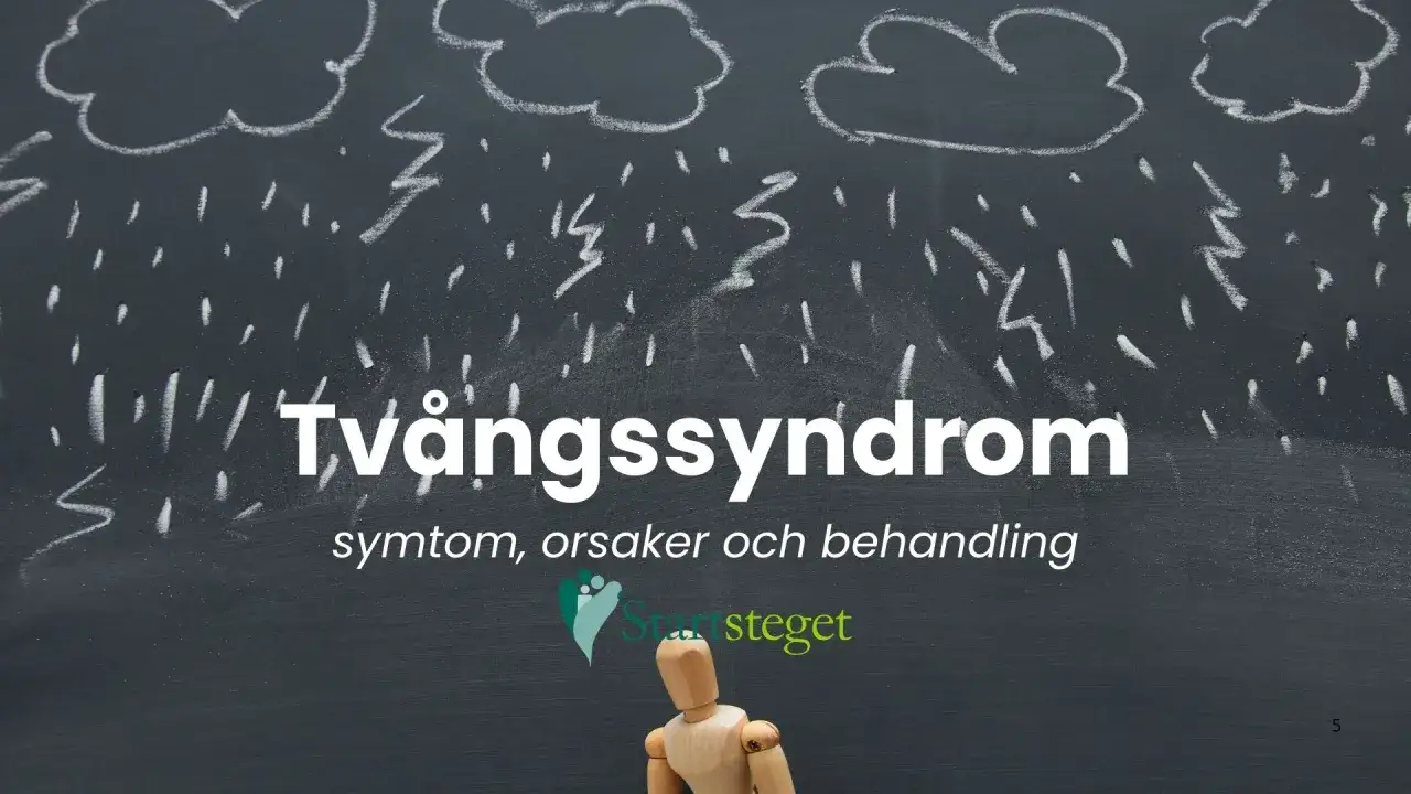 En träfigur sitter under en kritad storm. Texten