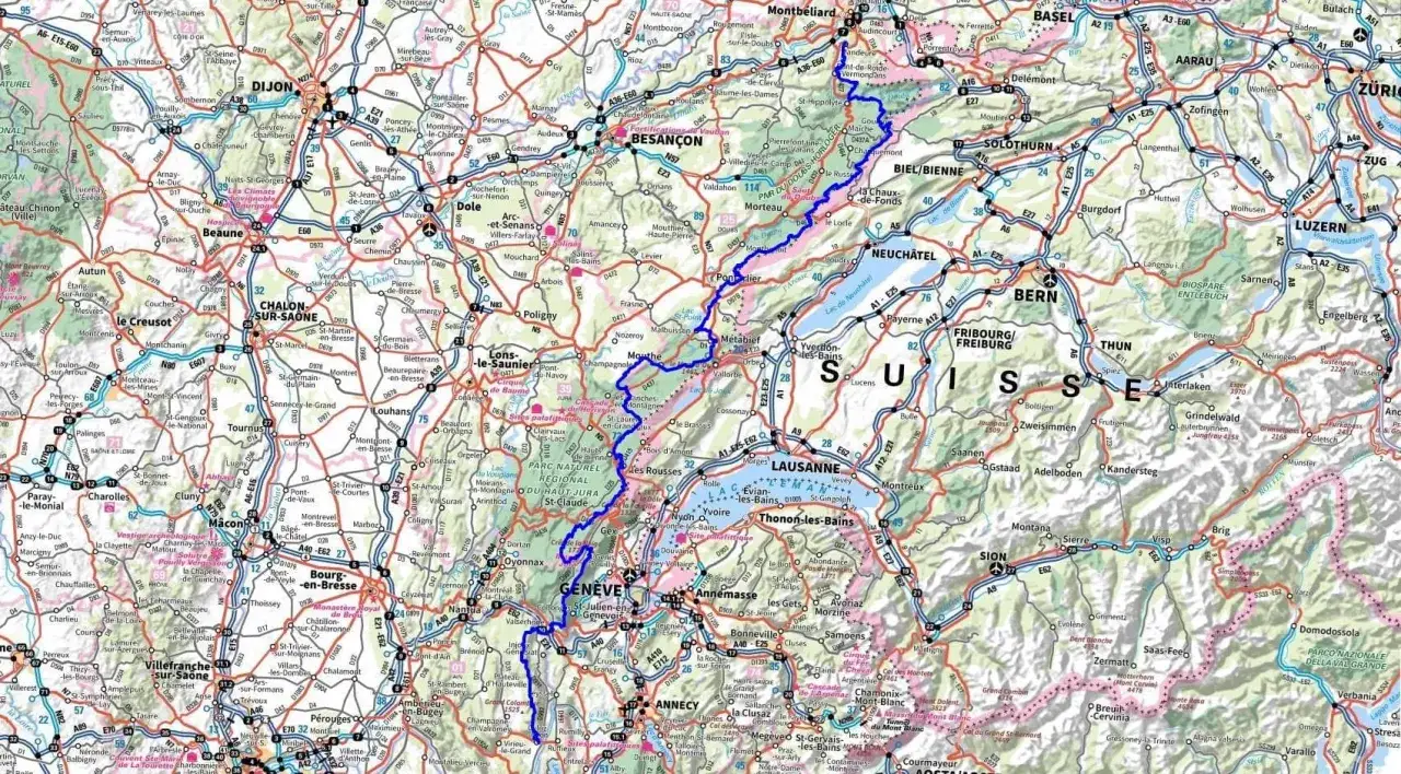 Carte routière de la Suisse et de la France. Une route bleue serpente à travers le Jura, suggérant une randonnée de 5 jours.