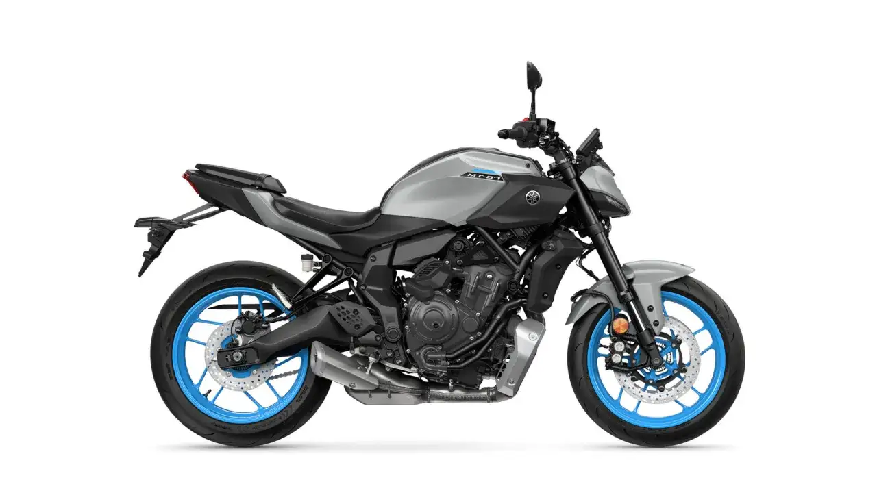 Motocicleta Yamaha MT-07 gris con detalles en azul eléctrico. Su diseño ágil y ligero la hace perfecta para la ciudad.