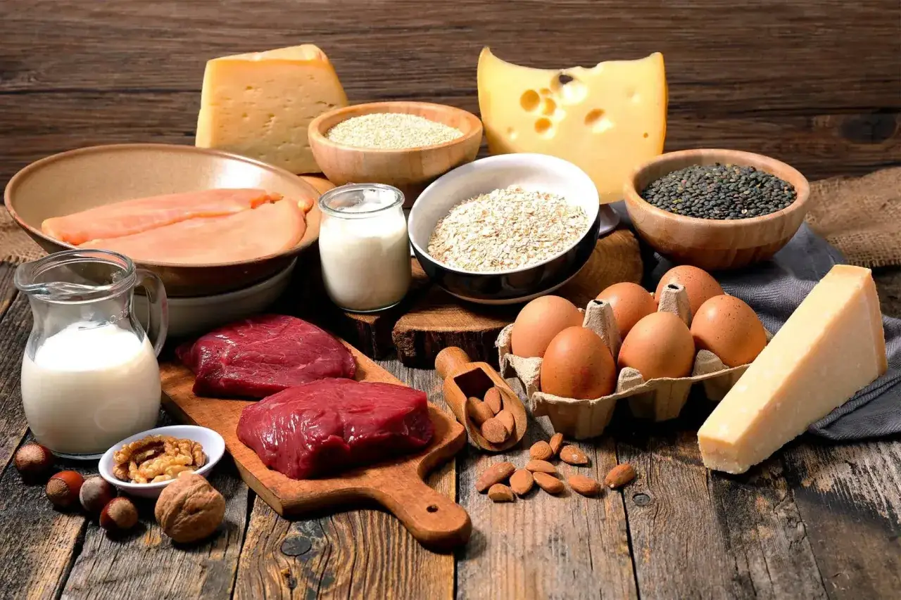 En variation av livsmedel rika på b12 mat: kött, kyckling, ägg, ost, mjölk, nötter, linser och havre.