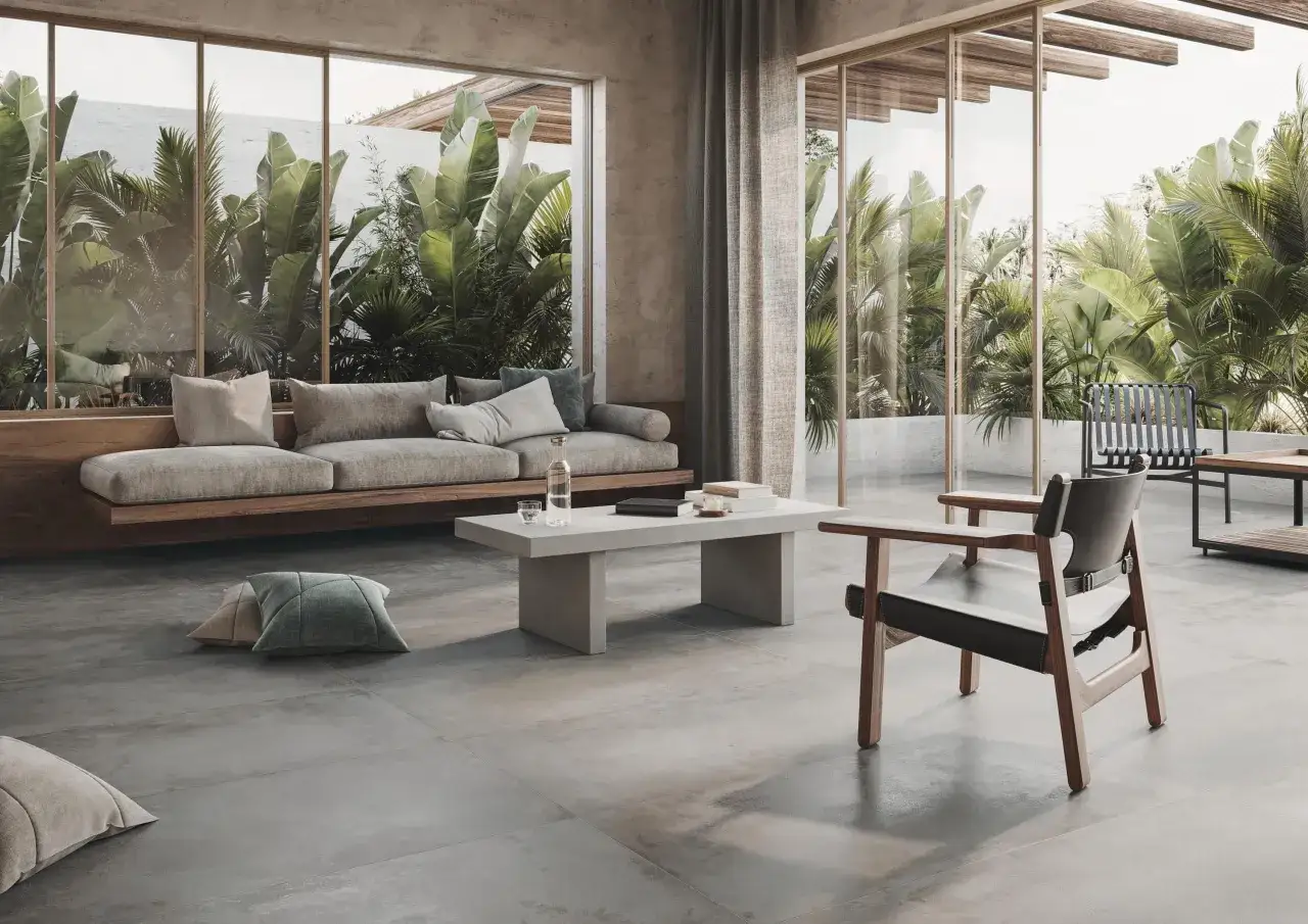 Soggiorno moderno con divano in legno, poltrone e tavolino su un elegante pavimento in cemento per interni. Costi accessibili per un look contemporaneo.