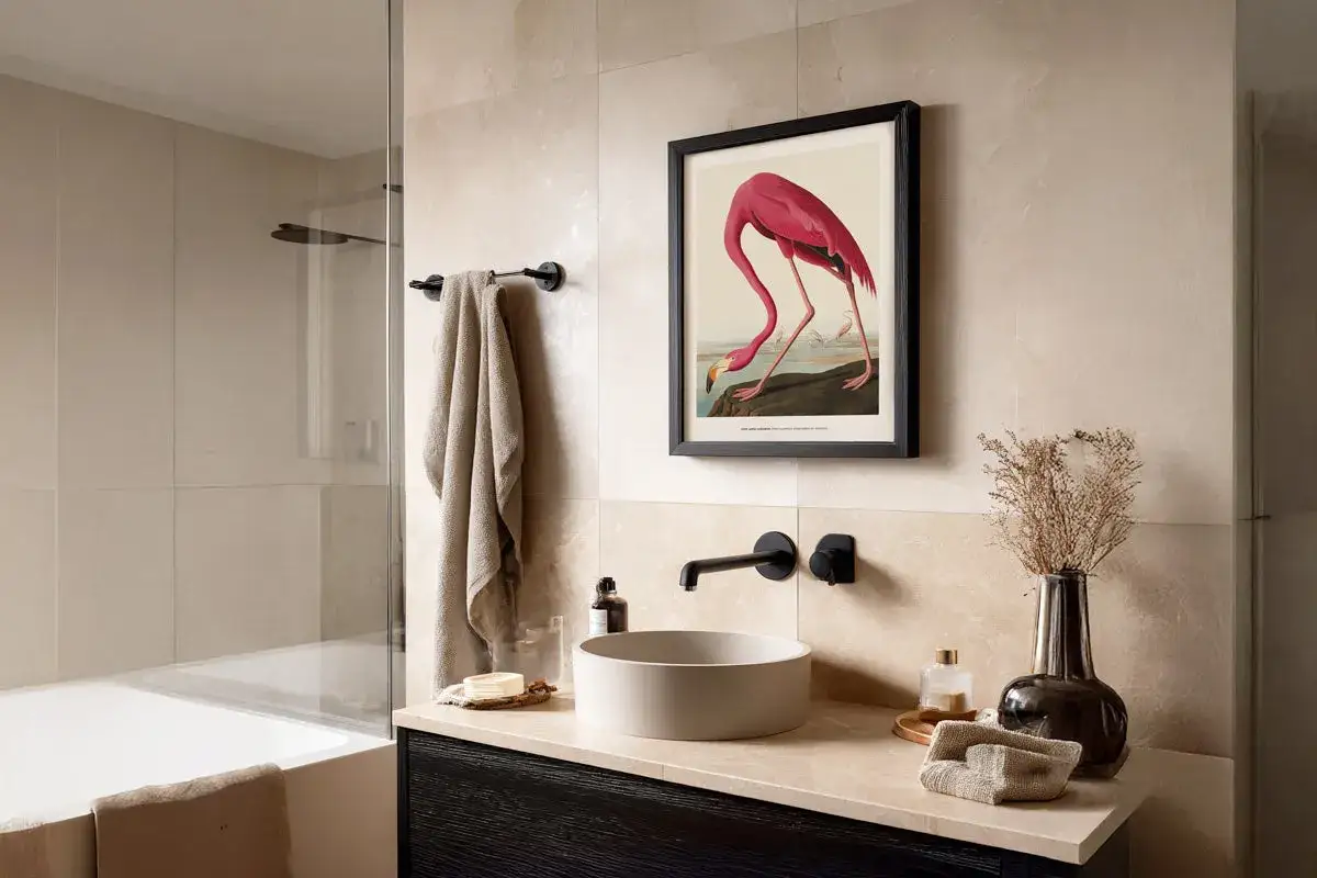 Un flamenco rosa en un cuadro es una de las **ideas de cuadros para ba&ntilde;os** m&aacute;s originales. Un toque de color y naturaleza para tu espacio.