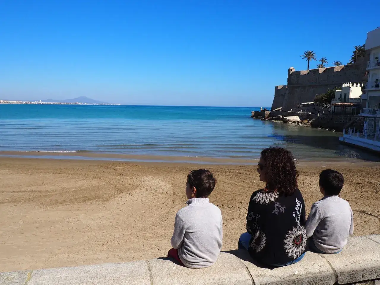 Familia disfruta de la playa y el castillo en Castellón. ¡Ideas de qué hacer en Castellón con niños!