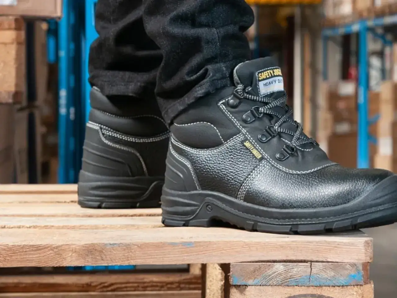 Botas de seguridad negras con cordones, ideales para aliviar dolor de pies por botas de seguridad. Cómodas y resistentes.