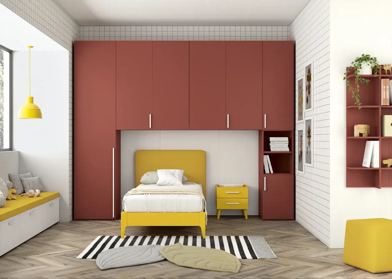 Soluzione moderna per organizzare armadio a ponte bambini: letto giallo, contenitori rossi e spazio funzionale.