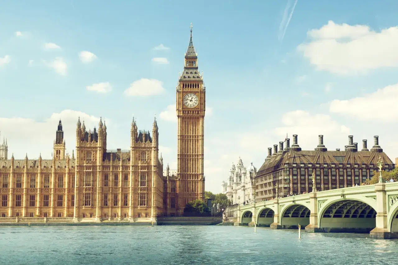 Londyńskie **Big Ben ciekawostki**: wieża zegarowa, Pałac Westminsterski i Most Westminsterski nad Tamizą.