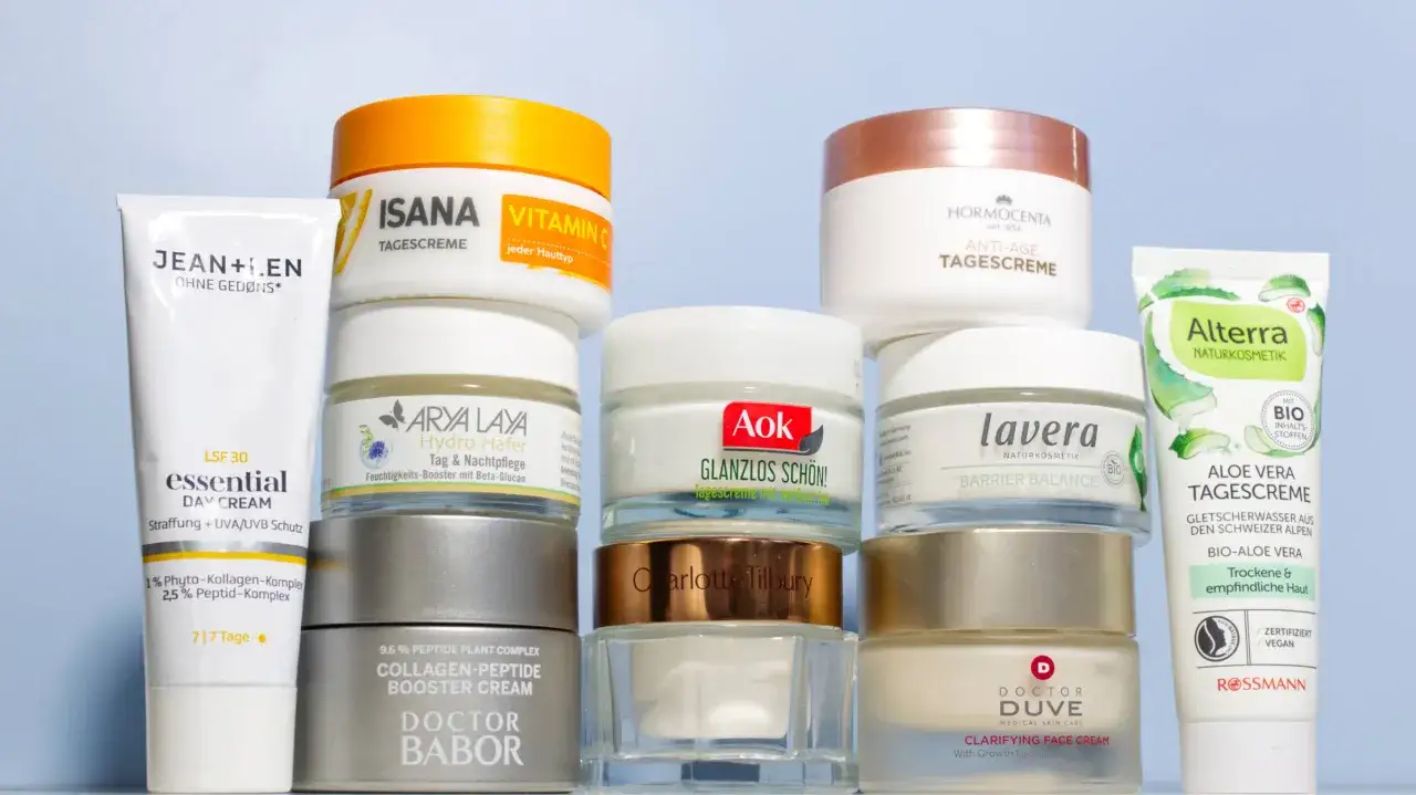 Eine Auswahl an Gesichtscremes, darunter Marken wie ISANA, Alterra und Lavera, die f&uuml;r ihre Naturkosmetik bekannt sind.
