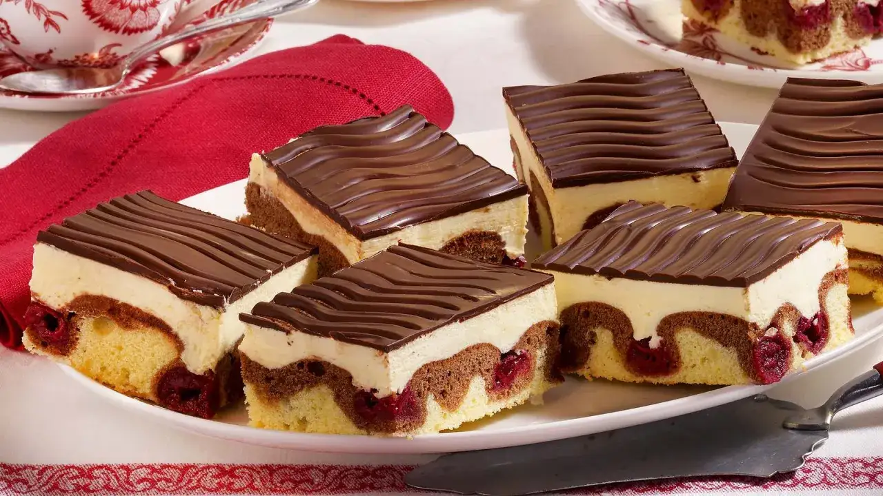 Saftige Donauwelle-St&uuml;cke, wie von Landfrauen gebacken, mit Kirschen, Creme und Schokoglasur.