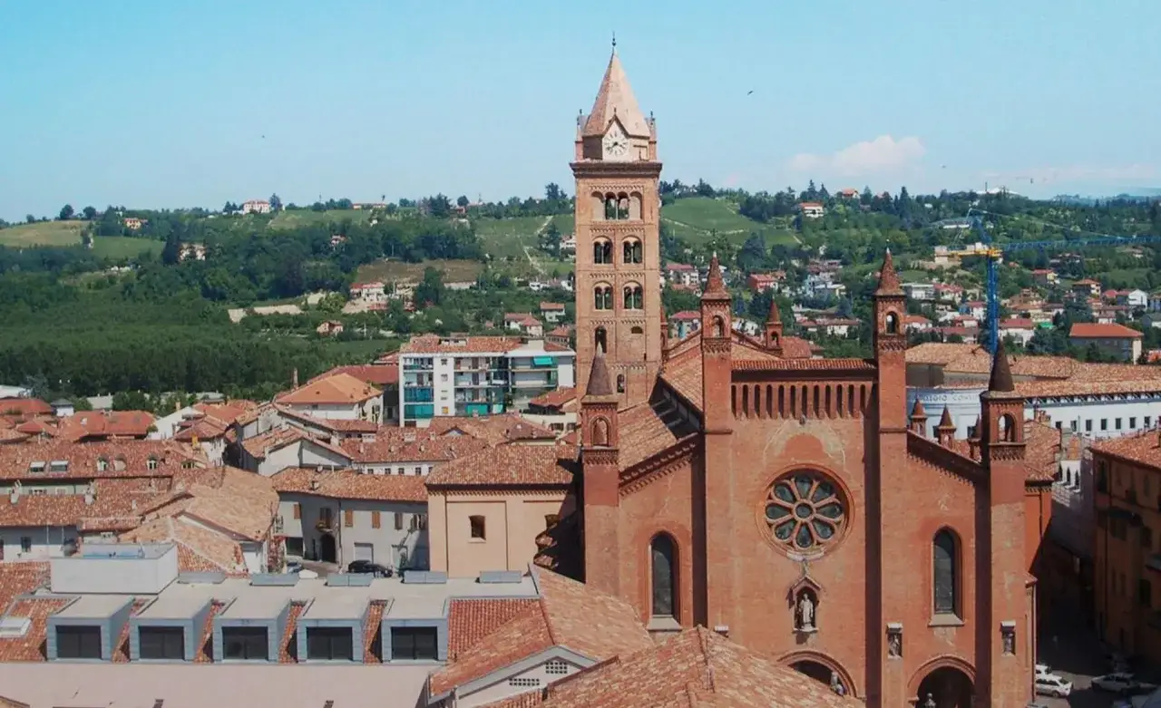Torre campanaria e Duomo di Alba, tra tetti rossi e colline vitate. Un'ottima panoramica di cosa vedere ad Alba.