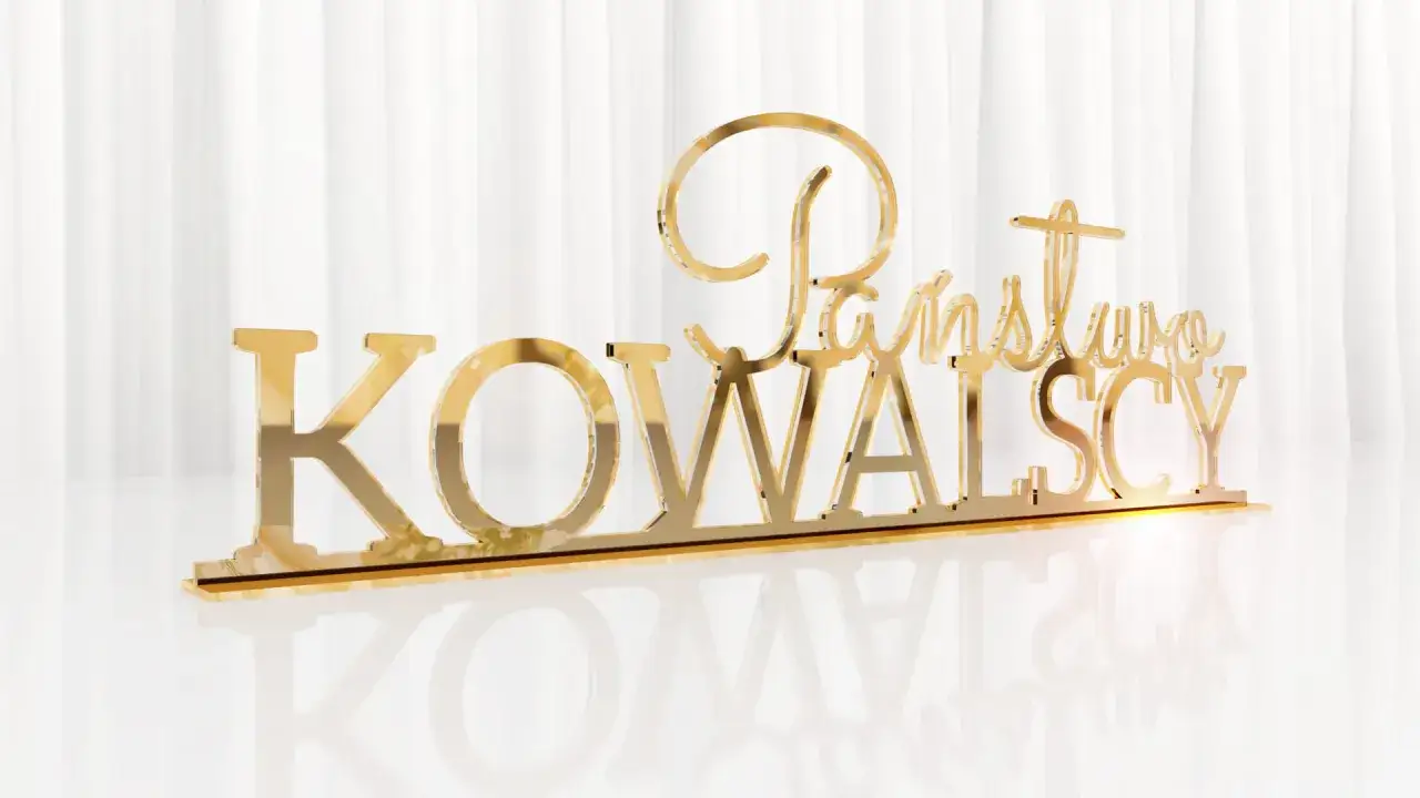 Złoty napis na st&oacute;ł państwa młodych: 