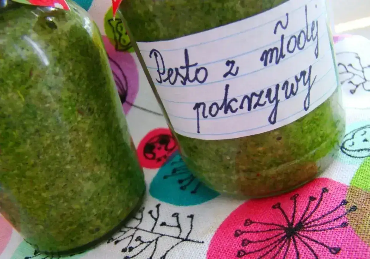 Słoiki z domowym pesto z młodej pokrzywy, gotowe do przechowywania.