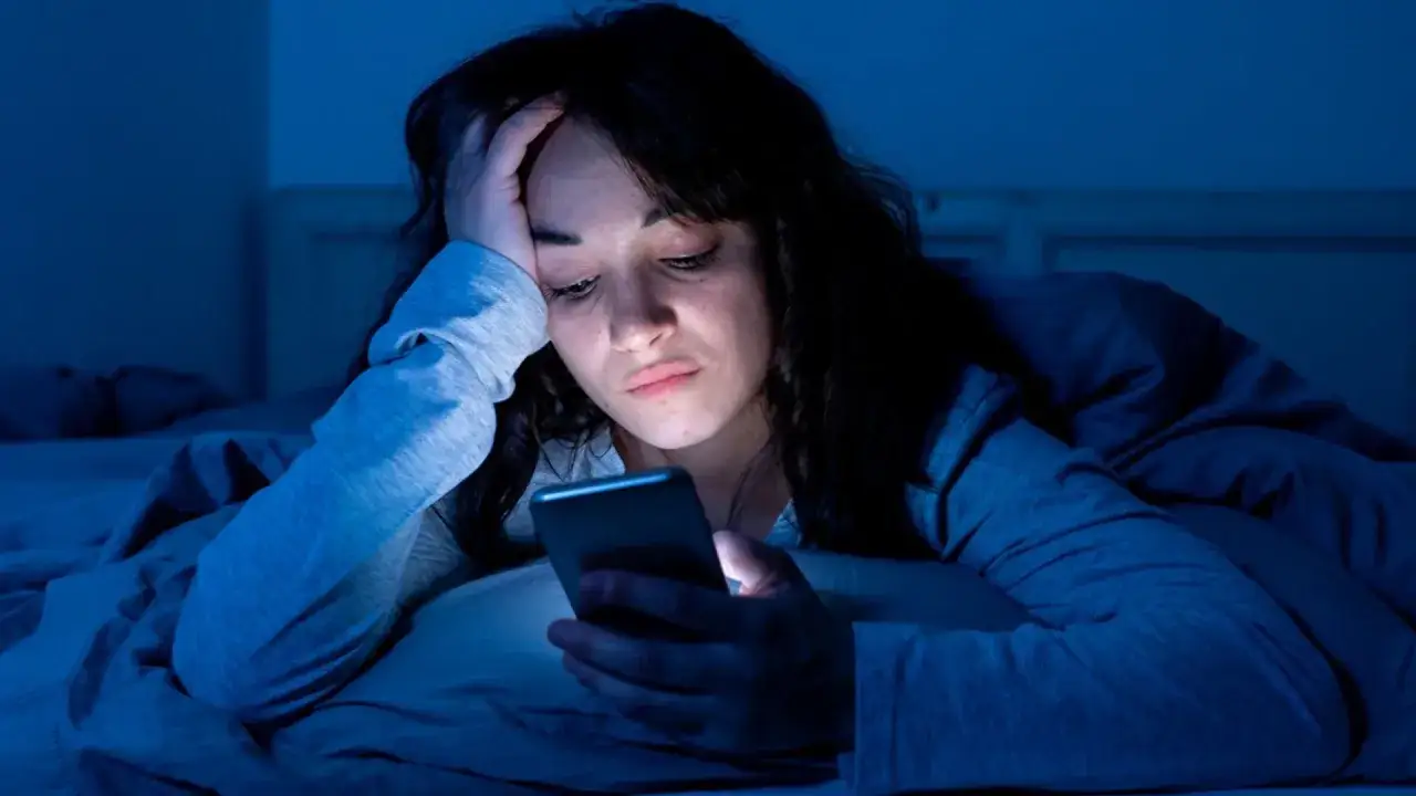 Osoba sprawdzająca telefon w nocy