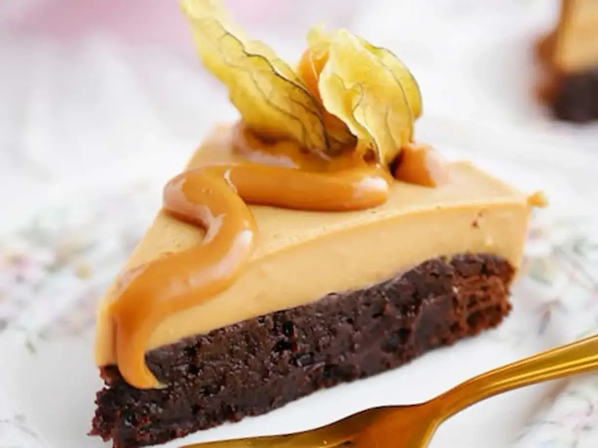 En bit kladdkaka med krämig dulce de leche och physalis. En dröm för alla choklad- och kolafantaster!