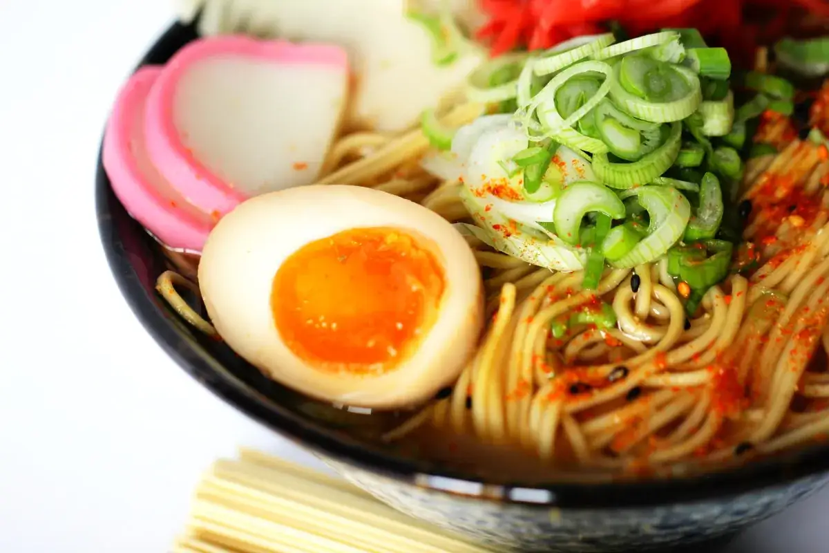 Japanische Ramen-Suppe mit halbiertem Ajitsuke Tamago Ei