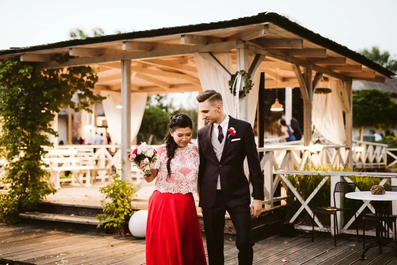 Ślub w plenerze Dworek na Wodoktach altana