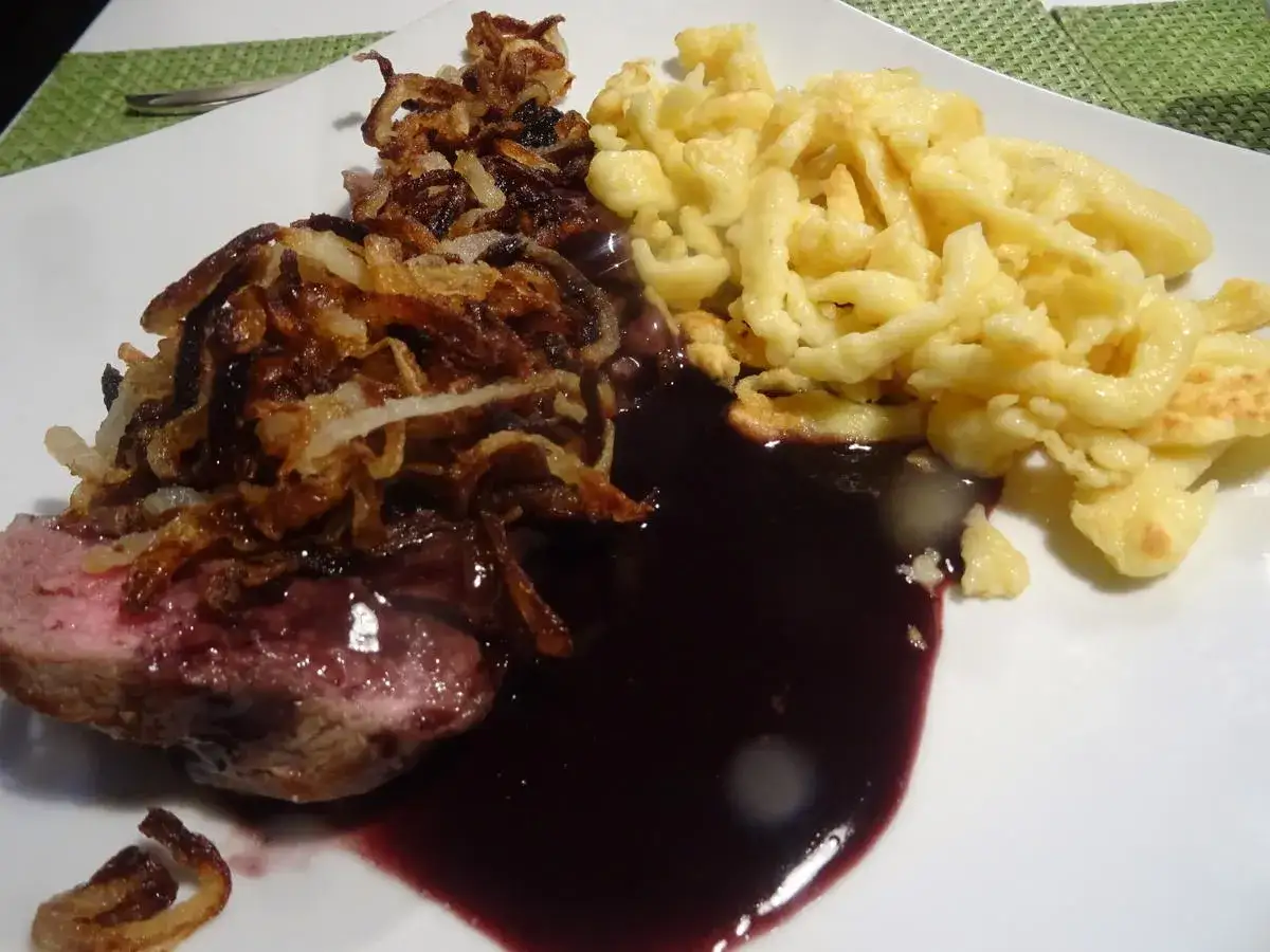 Ein saftiges St&uuml;ck Fleisch mit dunkler Sauce, knusprigen Zwiebeln und Sp&auml;tzle &ndash; das ist der beste Zwiebelrostbraten!