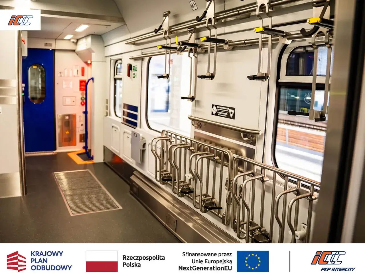 Wnętrze nowoczesnego wagonu PKP Intercity z miejscami na rowery. Ten wagon combo to idealne rozwiązanie dla podróżujących z rowerami.